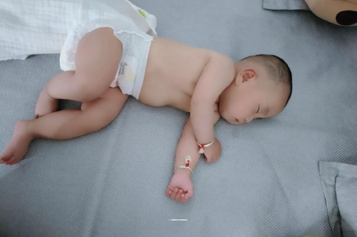 鹤岗宝宝睡觉爱翻身 鹤岗宝宝睡觉爱翻身