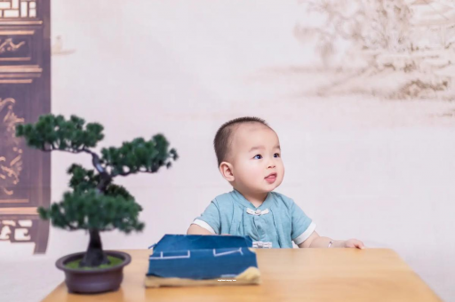 鹤岗怀孕肚子中间凹两边凸